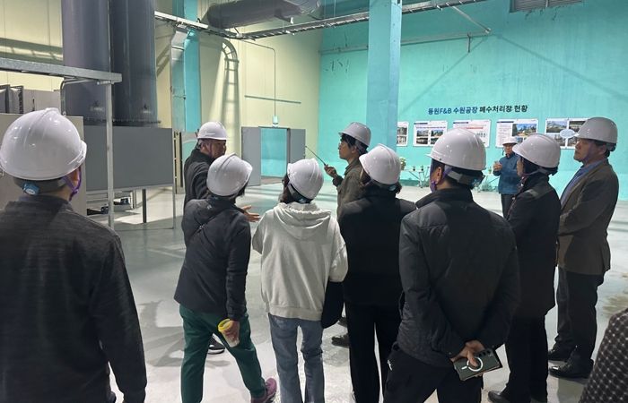 동원F&B 폐수처리장 인근에 거주하는 주민들이 악취 개선 공사 현황을 확인하고 있다.