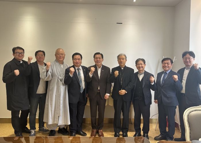 이재준 수원특례시장(사진 가운데)이 ‘개신교, 천주교, 불교, 원불교 4대 종단 간담회’ 참석자들이 함께 하고 있다