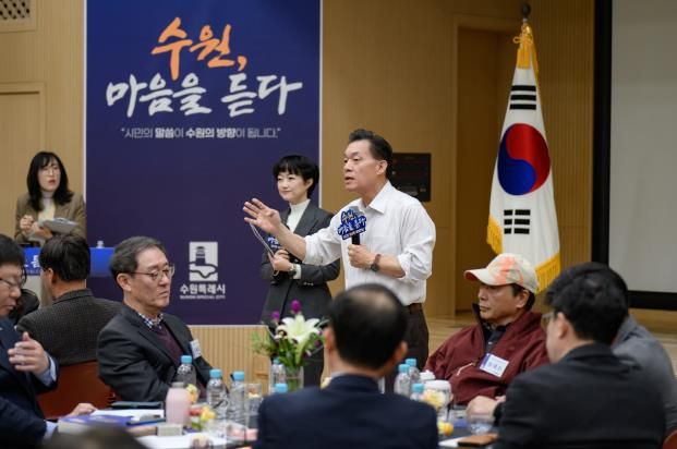 이재준 시장이 행궁동 새빛만남에서 이야기를 하고 있다.