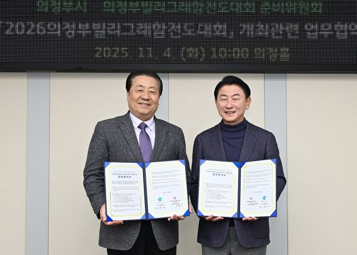 김동근 시장이 11월 4일 ‘2026 의정부 빌리 그래함 전도대회’ 추진을 위한 업무협약을 체결한 뒤 기념사진을 찍고 있다.
