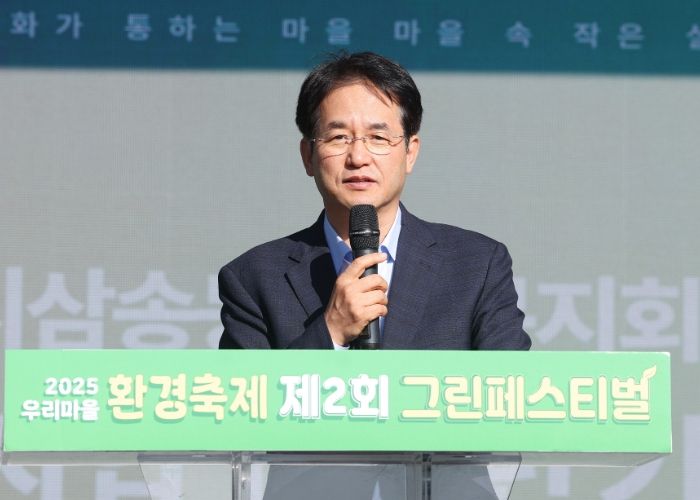 ‘2025 우리마을 환경축제 제2회 그린페스티벌’에서 인사말 중인 이동환 고양특례시장