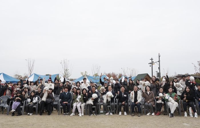 8일 미사아일랜드 펫존에서 열린 ‘2025 하남시 반려동물 문화축제’에서 반려인과 반려견들이 기념촬영을 하고 있다.