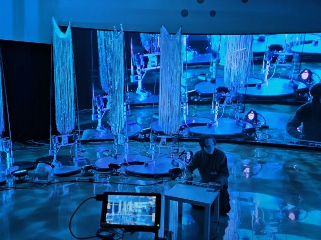 권병준 작가가 프리뷰 퍼포먼스를 진행하고 있다.