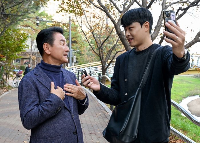 김동근 시장이 11월 6일 ‘민생속으로’의 일환으로 시민 크리에이터 홍상원 씨와 소통하고 있다.