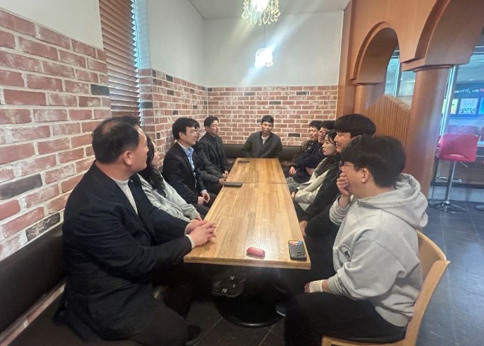 김포시 공원도시사업본부가 읍면 순회 간담회를 열고 있다. 사진은 두정호 본부장이 참여한 간담회