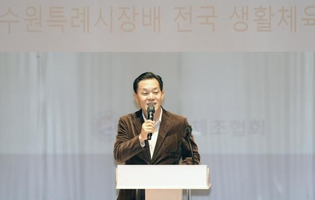 이재준 수원시장이 제1회 수원특례시장배 전국 생활체육 체조대회에서 인사말을 하고 있다.