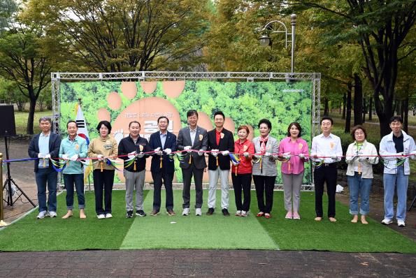 이민근 안산시장(사진 왼쪽에서 여섯번 째)이 10월 11일 안산호수공원에서 열린 공원 어싱데이에서 참석자들과 함께 기념촬영을 하고 있다.