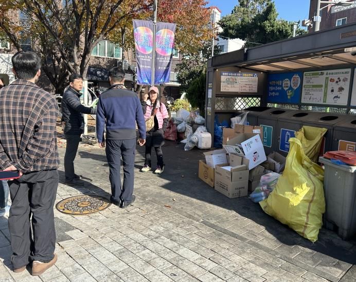 수원시 관계자들이 16일 신풍동 에코스테이션을 점검하고 있다.