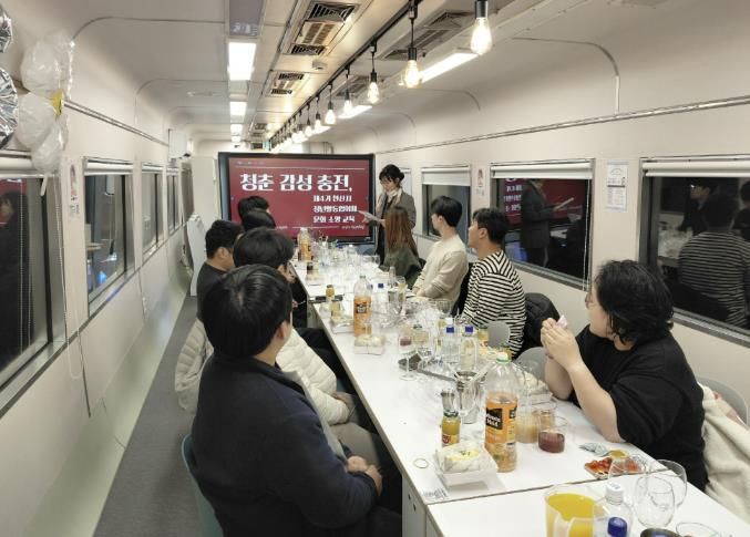 안산시 제4기 청년활동협의체 위원들이 17일 안산시 청년센터 상상스테이션에서 청춘 감성 충전 문화 교육을 받고 있다.