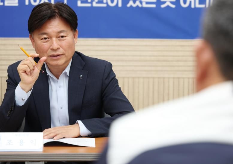 조용익 부천시장이 17일 시청에서 열린 ‘틈만나면, 현장속으로’ 에 참석해 시민과 생활 속 불편 해결을 위한 방안을 함께 이야기하고 있다.