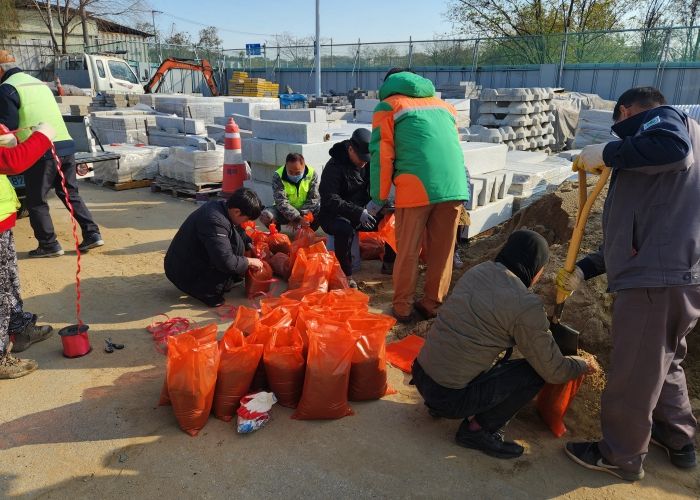 지산동 자율방재단, 대설 대비 모래주머니 제작