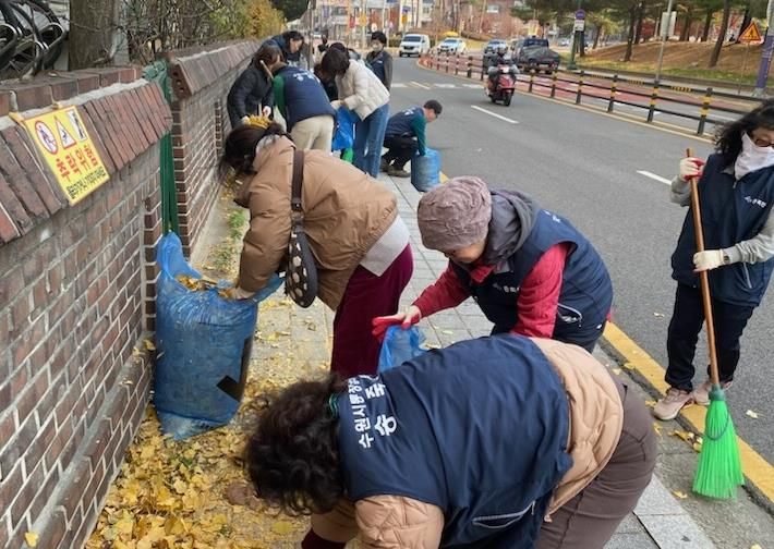 수원시 장안구 송죽동, 주민 안전과 환경 개선 위한 이면도로 낙엽 청소