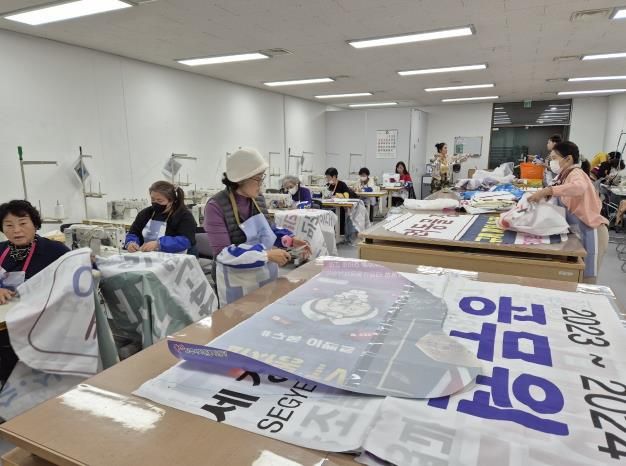 파주시자원봉사센터, 자원봉사자들의 손길로 재탄생한 폐현수막으로 만든 ‘스노우 카마스크’ 배부