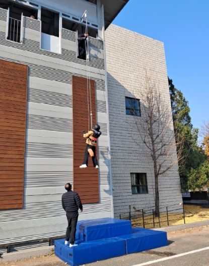 고양시 시민안전체험관 완강기 실외체험장에서 체험자가 스마트 에어백을 착용하고 안전체험을 진행하고 있다.