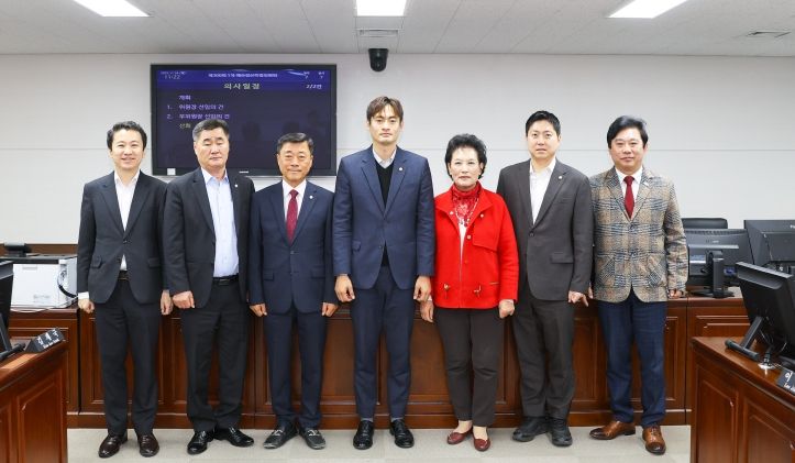 안산시의회가 24일 제300회 제2차 정례회 예산결산특별위원회 구성과 예산결산특별위원회 위원장 및 부위원장 선출을 마쳤다. 사진 왼쪽부터 송바우나 유재수 김재국 위원, 선현우 위원장 이진분 부위원장 최찬규 한갑수 위원의 모습