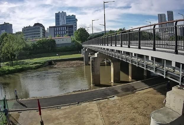 보도교 신설 및 차도부 재포장을 완료한 서현교 현장 사진