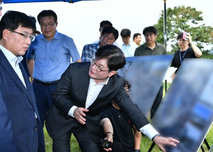 김병수 김포시장이 올해 8월 김포 거물대리 사업 예정지를 방문한 김성환 환경부 장관을 만나 김포환경재생혁신복합단지 조성에 대해 설명하고 있다.