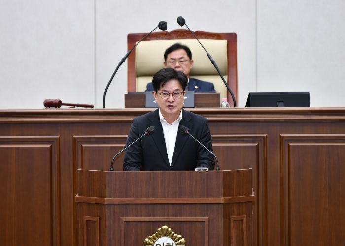 김병수 시장이 1일 김포시의회 제264회 임시회에서 2026년도 시정 및 운용 방향에 대한 시정연설을 하고 있다.