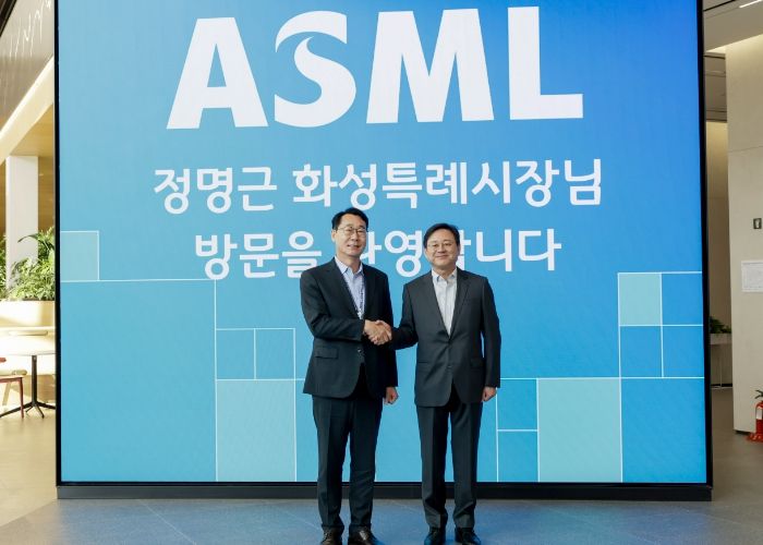 정명근 화성특례시장이 최한종 ASML 코리아 대표이사와 함께 기념촬영을 하고 있다