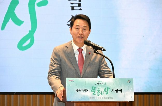 오세훈 서울시장이 1일 ‘제74회 서울특별시 문화상’ 시상식에서 수상자에게 축하 인사를 전하고 있다.