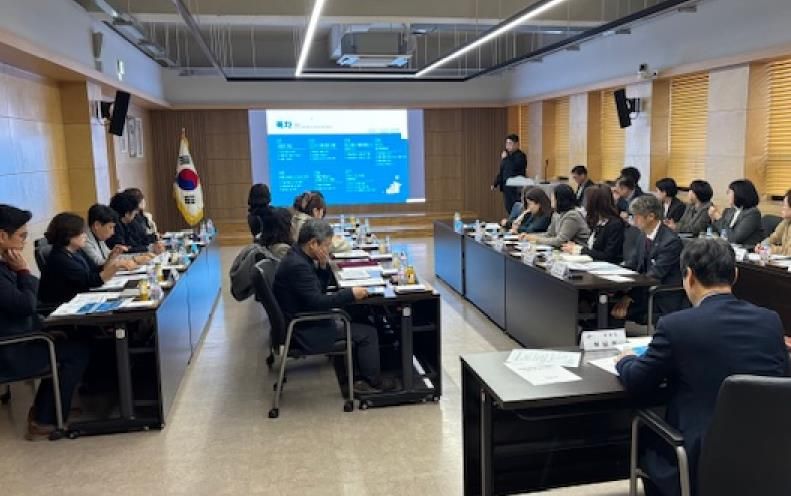 허남석 안산시 부시장이 1일 시청 제1회의실에서 ‘아동친화도시 조성전략 수립 연구용역’ 최종보고회를 진행하고 있다.