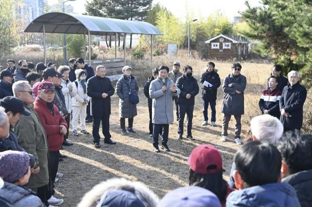 조용익 부천시장이 2일 상동 영상문화단지에서 열린 ‘틈만나면, 현장속으로’ 에 참석해 파크골프장 설치에 대한 시민 의견을 청취하고 있다.