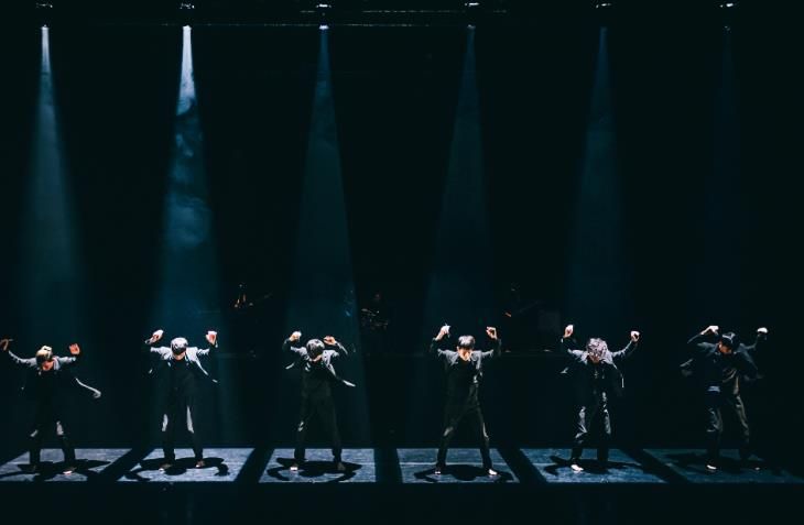 세계 유수의 도시와 축제에 초청받은 현대무용단 모던테이블의 <다크니스 품바>가 영덕에서 박력넘치는 공연을 펼쳐 환호를 받았다.