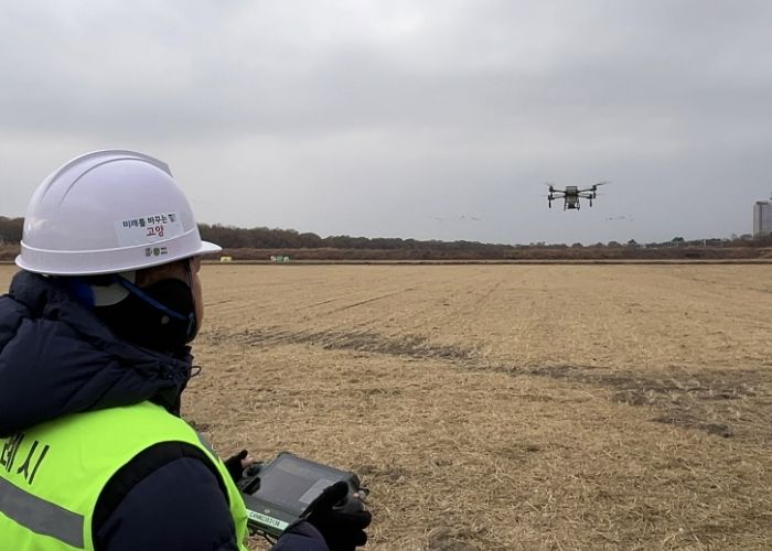 드론을 활용해 철새들을 위한 볍씨를 살포하고 있다.