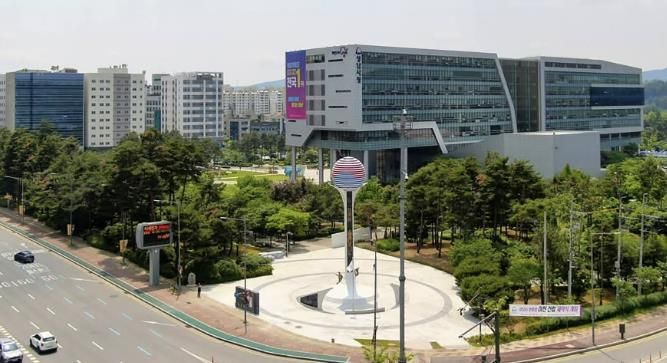 현충탑이 보이는 성남시 중원구 여수동 시청 전경(여수·성남대로 교차로 쪽)