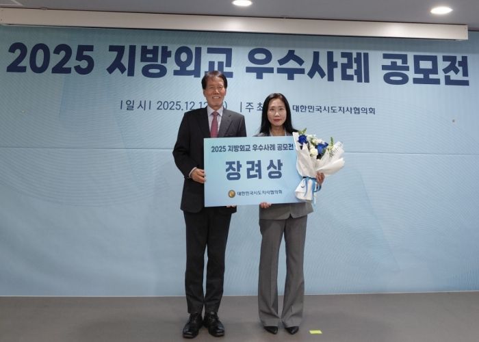 왼쪽부터 대한민국시도지사협의회 유민봉 사무총장, 평택시 한미국제교류과 이노영 주무관