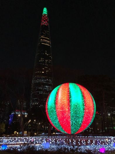 크리스마스 기념 영상이 표출되는 ‘더 스피어’의 아름다운 야경