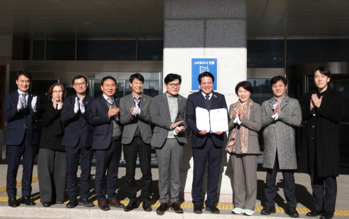 안양시(시장 최대호 오른쪽에서 네번째)가 18일 본관 정문에서 스마트도시 인증 현판식을 개최했다