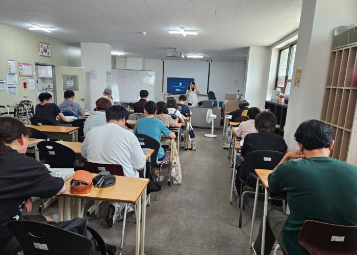 지난 여름, 발달장애인 요양보호사 보조사업 참여자들이 요양보호사 자격증 취득 과정에 도전하여 교육받고 있는 모습