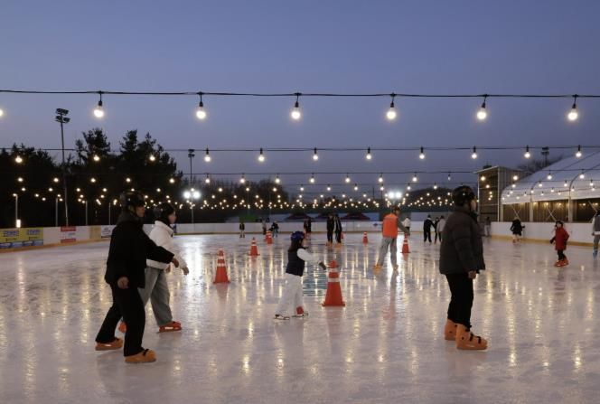 지난 19일, ‘빙파니아’ 개장식에서 시민들이 빙판 위에서 스케이팅을 즐기고 있다.
