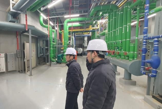 운정행복센터에서 시설점검중인 공사 조동칠 사장과 현장 점검반