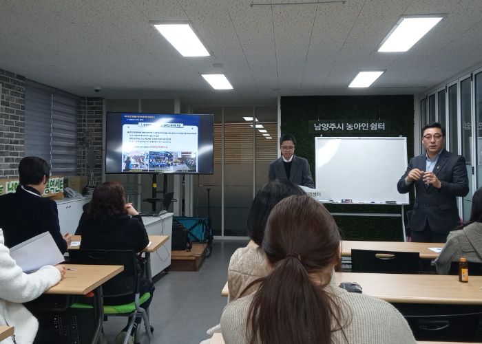 이희문 금곡홍유릉상점가 상인회장(우)이 올 한 해 추진한 사업 성과를 설명하며, 상인들에게 소감과 감사의 인사를 전하고 있다.