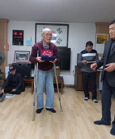 가운데 이만배 씨, 맨 오른쪽 홍성표 원정4리 이장