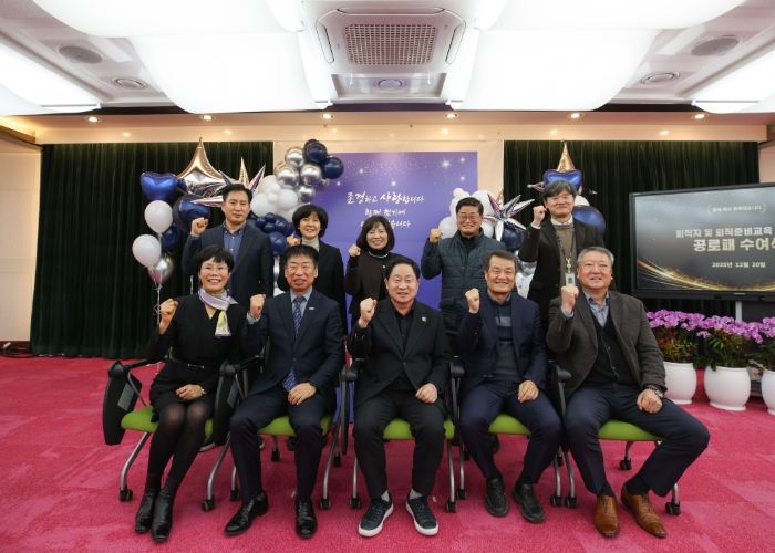 남양주시, 퇴직 공무원 공로패 수여…헌신에 감사, 새로운 시작 응원