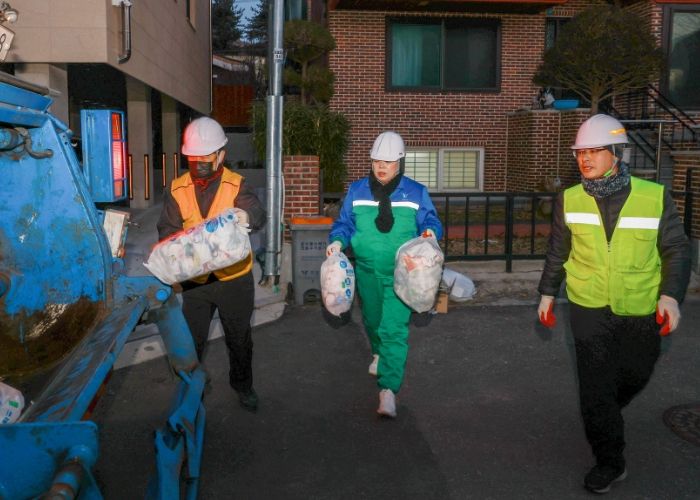 신계용 과천시장과 환경미화원들이 쓰레기를 수거하고 있다