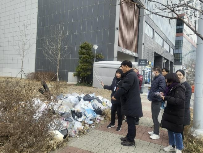 김민 단원구청장이 9일 단원구 반달섬 일원에서 생활민원 현장을 둘러보고 있다.
