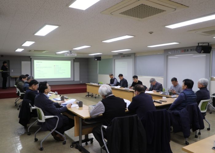 시민사회단체로 구성한 ‘수원 독립운동의 길 추진위원회’가 지난 16일 수원시자원봉사센터 대강당에서 대표적인 독립운동가와 길(코스) 조성과 관련한 회의를 열고 있다.