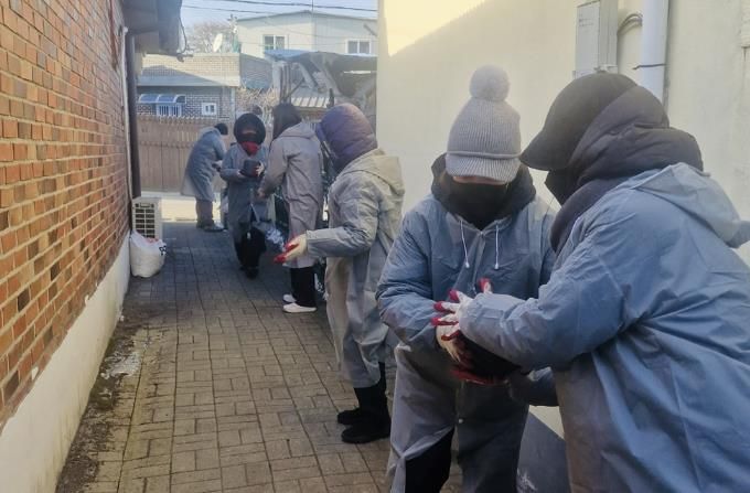 의정부시 고산동, 염광교회 한파 속 빼벌마을에 연탄 1천 장 나눔