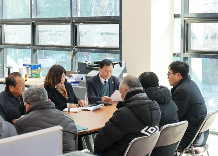 안산시의회가 최근 경기도시·군의회의장협의회에서‘민사집행법 개정 촉구 건의안’을 제안한 데 이어 29일에는 지역 내 관련 현장을 찾았다. 사진은 이날 의원들이 현장을 방문한 모습.