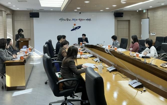 허남석 안산시 부시장이 3일 시청 상황실에서 '2026년 제1회 안산시교육발전위원회'를 진행하고 있다.