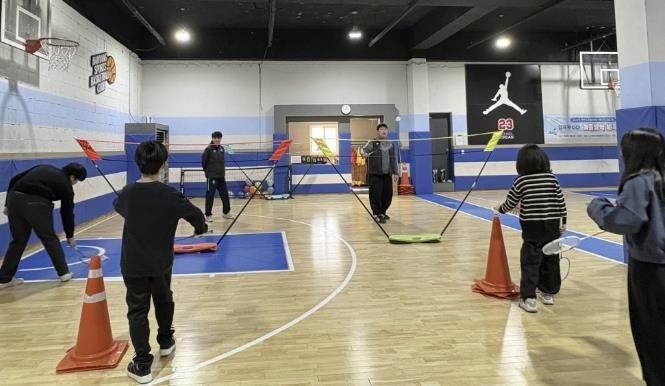 안산시드림스타트에서 3일 겨울방학 체육교실-배드민턴 수업을 진행하고 있다.