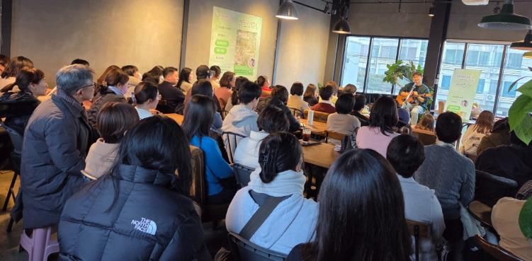 청학서점에서 윤덕원을 초청해 북토크를 진행하고 있다.