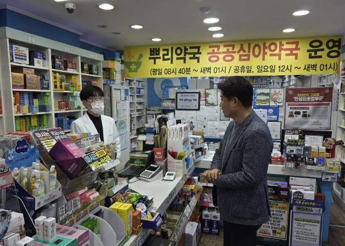 공공심야약국을 찾아 의료 서비스 환경 조성에 대해 논의했다.