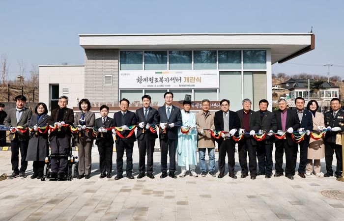 정명근 화성특례시장(가운데)과 배정수 화성특례시의회 의장(가운데 왼쪽), 내빈들이 테이프 커팅식을 하고 있다