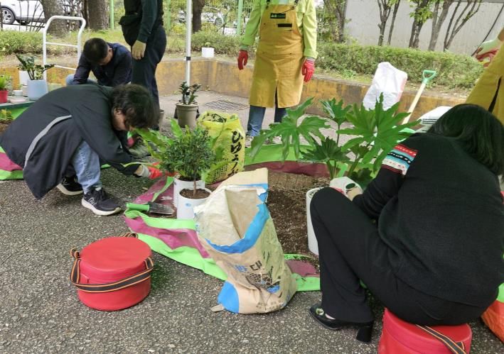 ‘찾아가는 새빛 정원 상담실’에서 시민들이 분갈이 교육을 받고 있다.