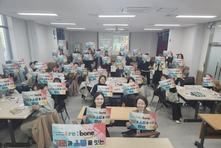 25일 안산시청 제3별관에서 열린 '고독사 예방 및 관리사업 간담회'를 마치고 참석자들이 기념촬영을 하고 있다.